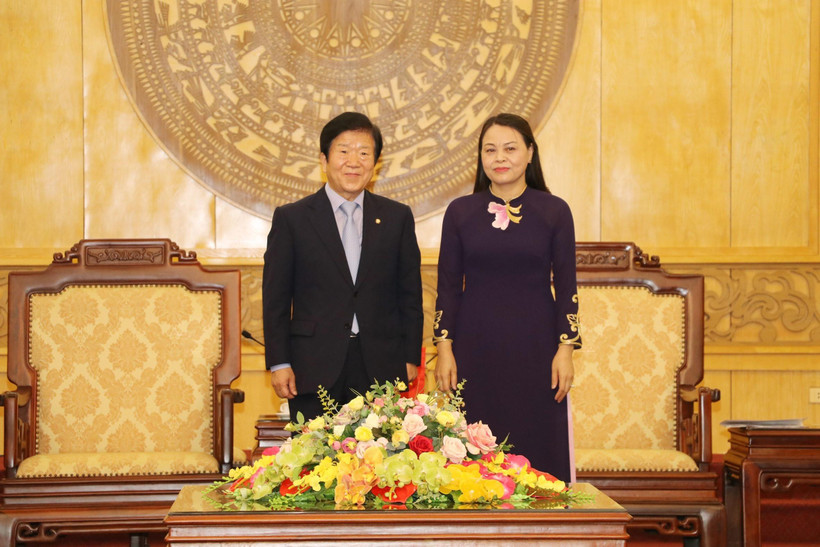 Chủ tịch Quốc hội Hàn Quốc Park Byeong-Seug và Bí thư Tỉnh ủy Ninh Bình Nguyễn Thị Thu Hà. (Ảnh: Đức Phương/TTXVN)