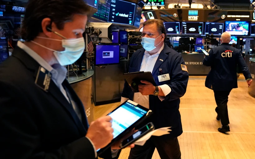 Hoạt động giao dịch tại Sàn chứng khoán New York, Mỹ. (Ảnh: AFP/TTXVN)