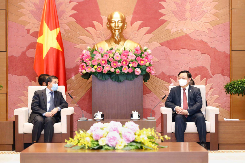 Chủ tịch Quốc hội Vương Đình Huệ và Đại sứ Sengphet Houngboungnuang tại buổi tiếp. (Ảnh: Doãn Tấn/TTXVN)