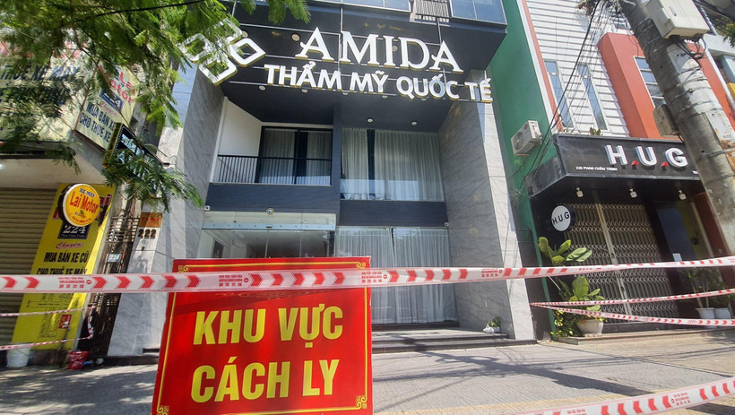 Thẩm mỹ viện quốc tế Amida (đường Phan Châu Trinh, quận Hải Châu, thành phố Đà Nẵng), địa điểm có liên quan nhiều ca lây nhiễm cộng đồng được cách ly. (Ảnh: Văn Dũng/TTXVN)