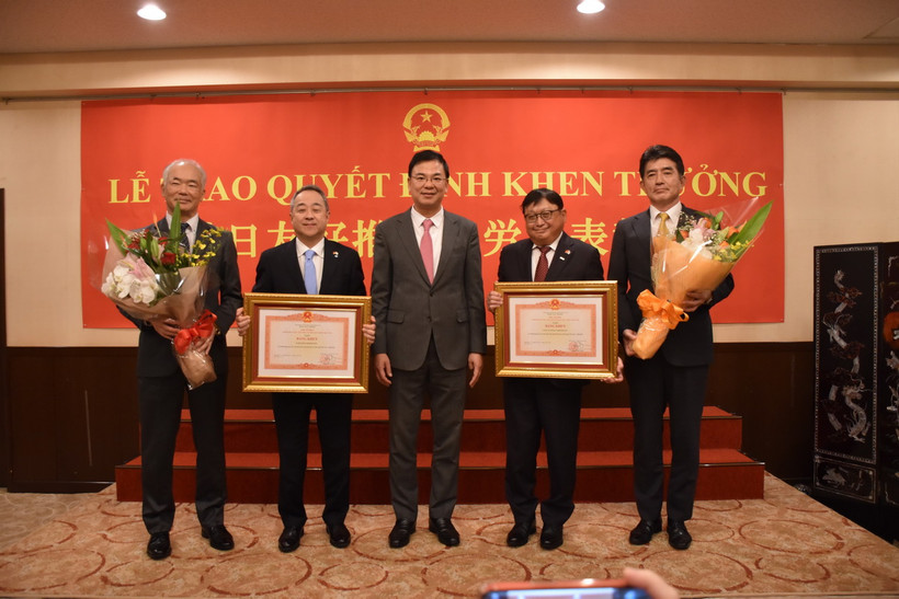 Đại sứ Việt Nam tại Nhật Bản Phạm Quang Hiệu trao Bằng khen của Thủ tướng Chính phủ cho hai tập đoàn Nhật Bản. (Ảnh: Nguyễn Tuyến/TTXVN)