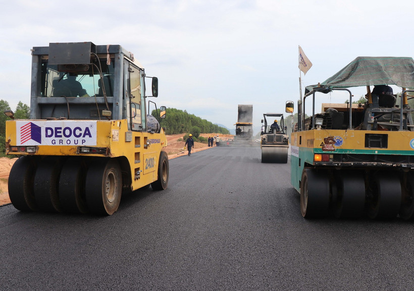 Thiết bị thi công của Tập đoàn Đèo Cả tổ chức thảm những km bêtông nhựa mặt đường đầu tiên, ngày 26/8. (Ảnh: Phạm Cường/TTXVN)