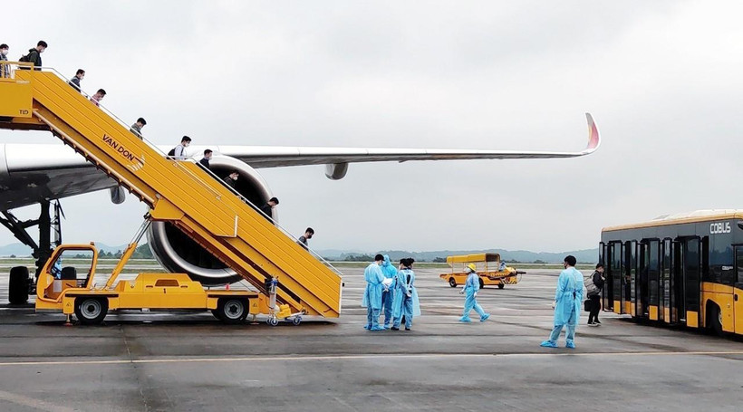 Tàu bay chở 308 hành khách là kỹ sư của Công ty Samsung Việt Nam xuống sân bay Vân Đồn ngày 17/4. (Ảnh: TTXVN phát)