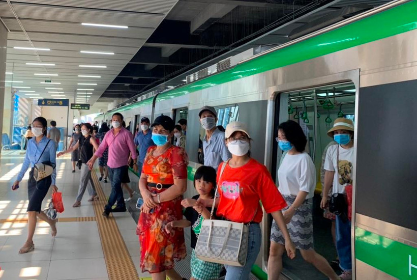 Nhiều người đã chọn metro Cát Linh-Hà Đông làm phương tiện đi lại. (Ảnh: Bảo Anh/Vietnam+)