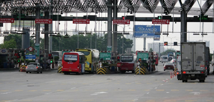 Phương tiện lưu thông qua làn thu phí tự động không dừng tại một trạm thu phí. (Ảnh: Việt Hùng/Vietnam+)