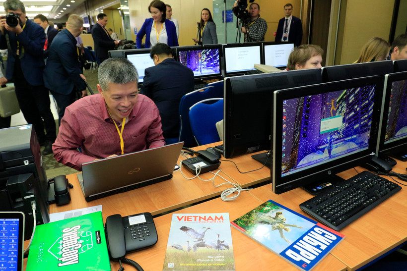 Phóng viên Cơ quan thường trú TTXVN tại Moskva Duy Trinh đưa tin tại họp báo NĂM 2019 của Tổng thống Nga. (Ảnh: Trần Hiếu/TTXVN)