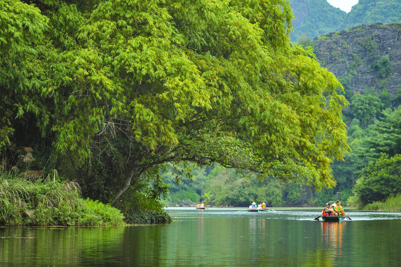 Khách du lịch đến Tràng An. (Ảnh: Minh Đức/TTXVN)