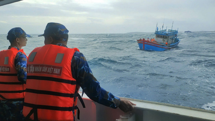 Tàu Hải quân 417 tiếp cận tàu cá QNg 95046 TS bị hỏng máy trên biển. (Ảnh: TTXVN phát)