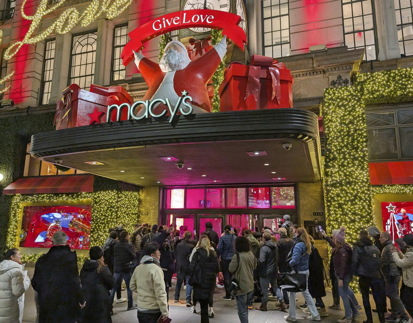 Người tiêu dùng xếp hàng từ sớm bên ngoài cửa hàng của Marcy"s để có cơ hội săn sale dịp Black Friday tại New York, Mỹ, ngày 29/11/2024. (Ảnh: Kyodo/TTXVN)