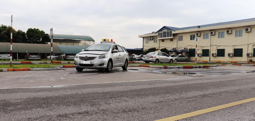 Học viên thi sát hạch lái xe trong sa hình tại một cơ sở đào tạo, sát hạch lái xe tại Hà Nội. (Ảnh: Việt Hùng/Vietnam+)
