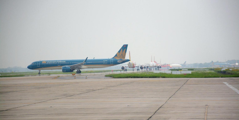 Tàu bay trên đường lăn ra đường cất hạ cánh tại sân bay Nội Bài. (Ảnh: Việt Hùng/Vietnam+)