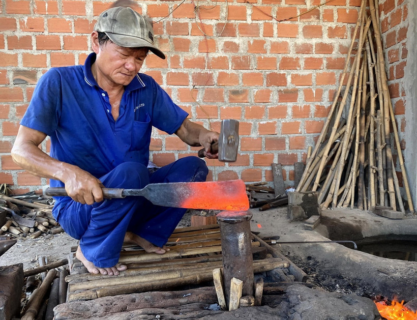 Nghệ nhân Phạm Thành Phú rèn dao. (Ảnh: TTXVN phát)