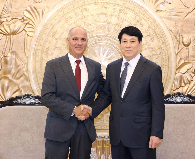 Thường trực Ban Bí thư Lương Cường và Tổng Bí thư Đảng Cộng sản Bồ Đào Nha Paulo Raimundo. (Ảnh: Phương Hoa/TTXVN)