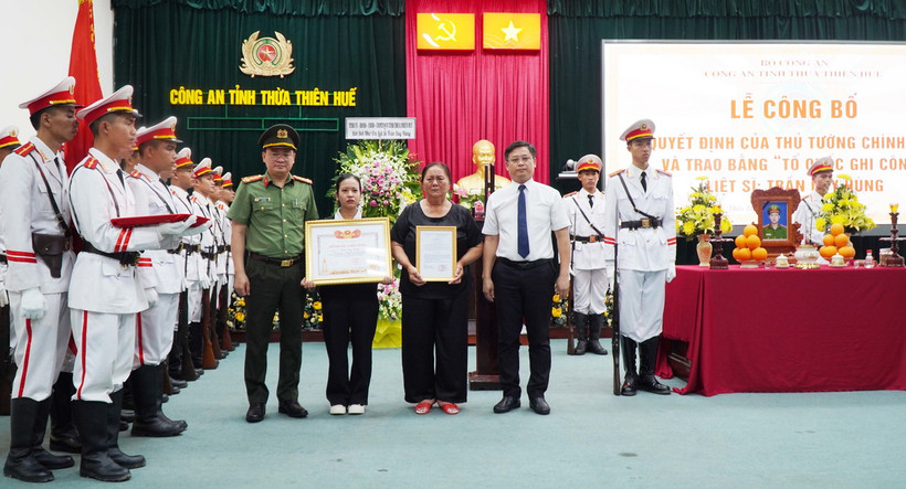 Lãnh đạo tỉnh Thừa Thiên-Huế trao bằng Tổ quốc ghi công cho thân nhân gia đình liệt sỹ Trần Duy Hùng. (Ảnh: Tường Vi/TTXVN)