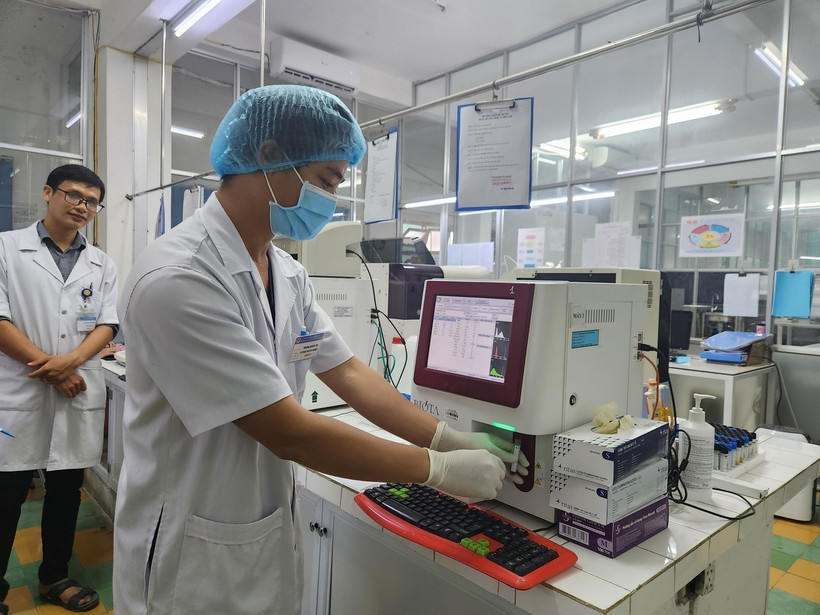 Test nhanh sốt xuất huyết bằng máy huyết học tự động. (Ảnh: Mai Trang/TTXVN)