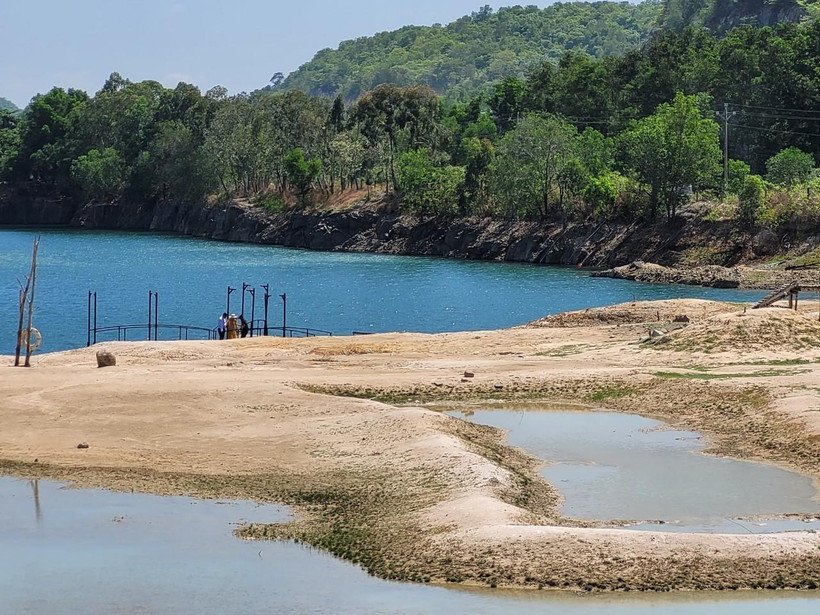Hồ Đá Xanh (phường Kim Dinh, thành phố Bà Rịa) là mỏ đá đã hết hạn khai thác từ lâu không được khôi phục lại môi trường. (Ảnh: Hoàng Nhị/TTXVN)