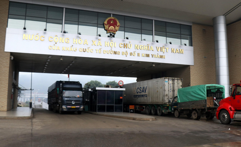 Các xe hàng nông sản chờ làm thủ tục xuất khẩu sang Trung Quốc tại cửa khẩu Lào Cai. (Ảnh: Quốc Khánh/TTXVN)