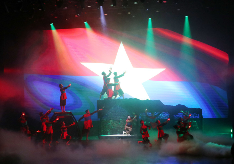 Một tiết mục thi diễn của Đoàn nghệ thuật quần chúng Bộ Tư lệnh Thành phố Hồ Chí Minh. (Ảnh: Xuân Khu/TTXVN)