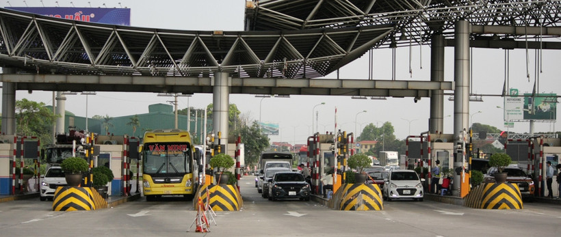 Phương tiện lưu thông qua một trạm thu phí đường bộ. (Ảnh: PV/Vietnam+)