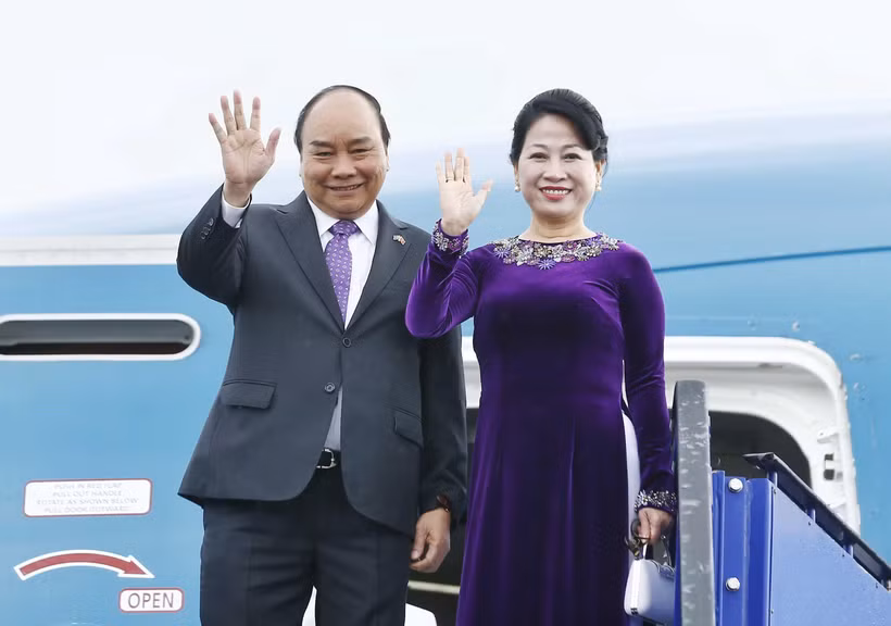 Thủ tướng Nguyễn Xuân Phúc và Phu nhân vẫy chào các đại biểu ra tiễn tại sân bay quốc tế Stockholm Arlanda. (Ảnh: Thống Nhất/TTXVN)