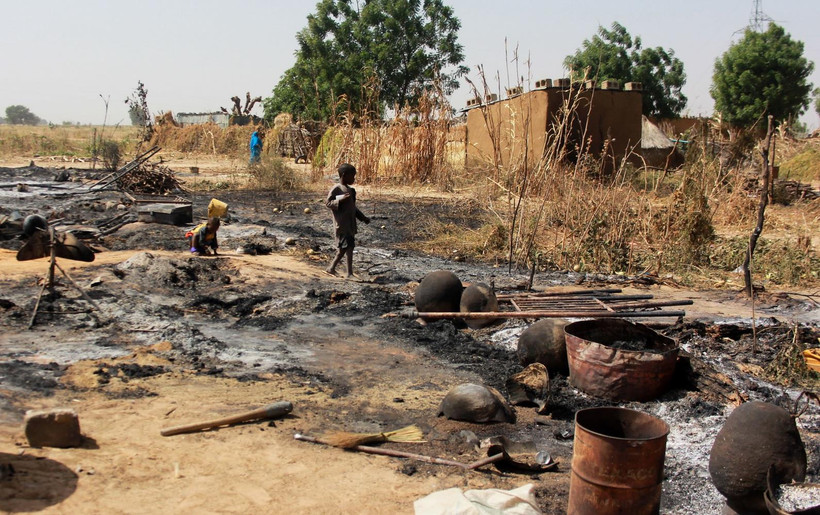 Hiện trường một vụ tấn công tại làng Maiborti, ngoại ô Maiduguri, đông bắc Nigeria. (Ảnh: AFP/TTXVN)