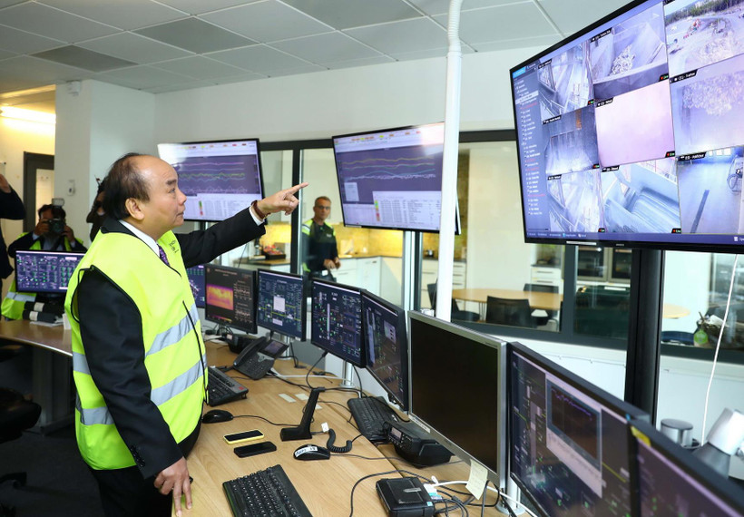 Thủ tướng Nguyễn Xuân Phúc tham quan phòng điều khiển của Công ty Stockholm Exergi. (Ảnh: Thống Nhất/TTXVN)