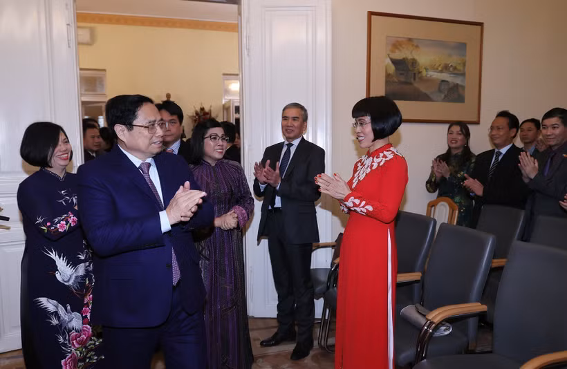 Thủ tướng Phạm Minh Chính và Phu nhân với cán bộ, nhân viên Đại sứ quán và đại diện cộng đồng người Việt Nam tại Hungary. (Ảnh: Dương Giang/TTXVN)