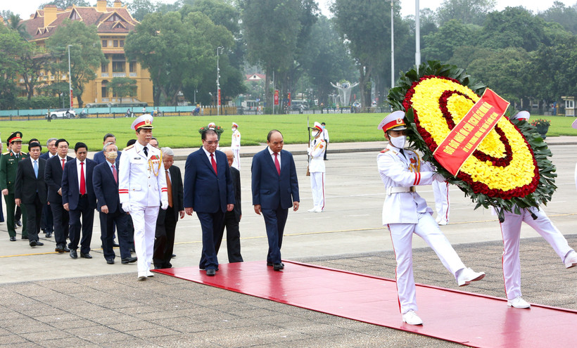 Đoàn đại biểu Lãnh đạo Đảng, Nhà nước đặt vòng hoa và vào Lăng viếng Chủ tịch Hồ Chí Minh. (Ảnh: Dương Giang/TTXVN)