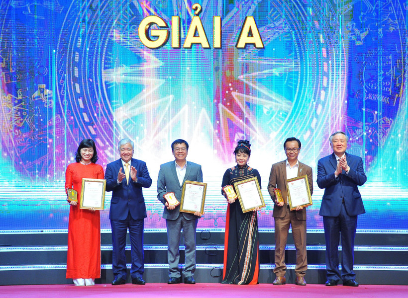 Ông Đỗ Văn Chiến, Bí thư Trung ương Đảng, Chủ tịch UBTƯ MTTQ Việt Nam và ông Nguyễn Hòa Bình, Ủy viên Bộ Chính trị, Bí thư Trung ương Đảng, Chánh án Tòa án nhân dân Tối cao trao giải A cho 4 tác giả, nhóm tác giả. (Ảnh: Minh Đức/TTXVN)