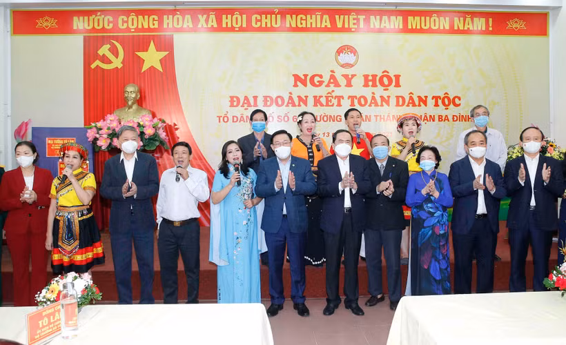 Chủ tịch Quốc hội Vương Đình Huệ với các đại biểu. (Ảnh: Doãn Tấn/TTXVN)