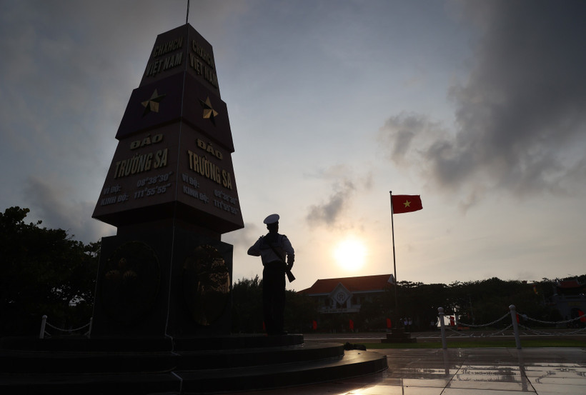 Chiến sỹ hải quân Việt Nam canh gác bên cột mốc chủ quyền ở trung tâm đảo Trường Sa. (Ảnh: Hồng Đạt/TTXVN)