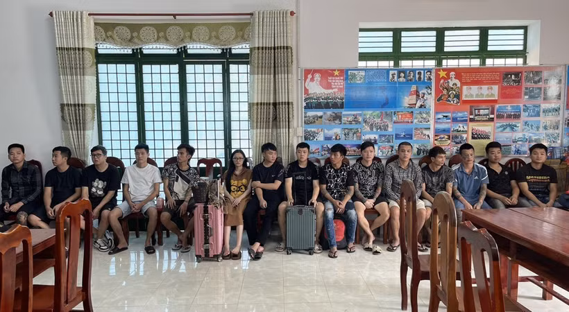 Các công dân Việt Nam bị lừa, cưỡng bức lao động tại Campuchia được bàn giao về Việt Nam. (Ảnh: TTXVN phát)