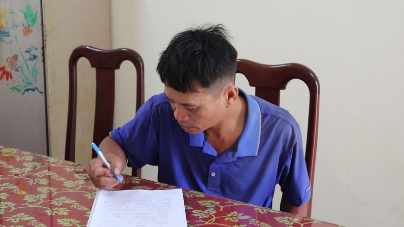 Đối tượng Thắng tại cơ quan công an. (Ảnh: TTXVN phát)