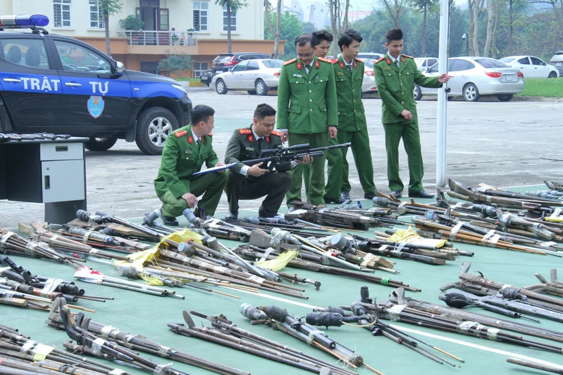Lực lượng công an kiểm đếm số vũ khí, vật liệu nổ thu hồi được. (Ảnh: TTXVN phát)