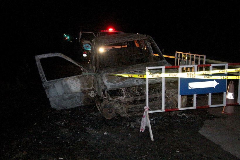 Hiện trường vụ việc có nhiều xác pháo vương vãi, chiếc ôtô 7 chỗ cháy chỉ còn trơ lại khung. (Ảnh: Văn Tý/TTXVN)