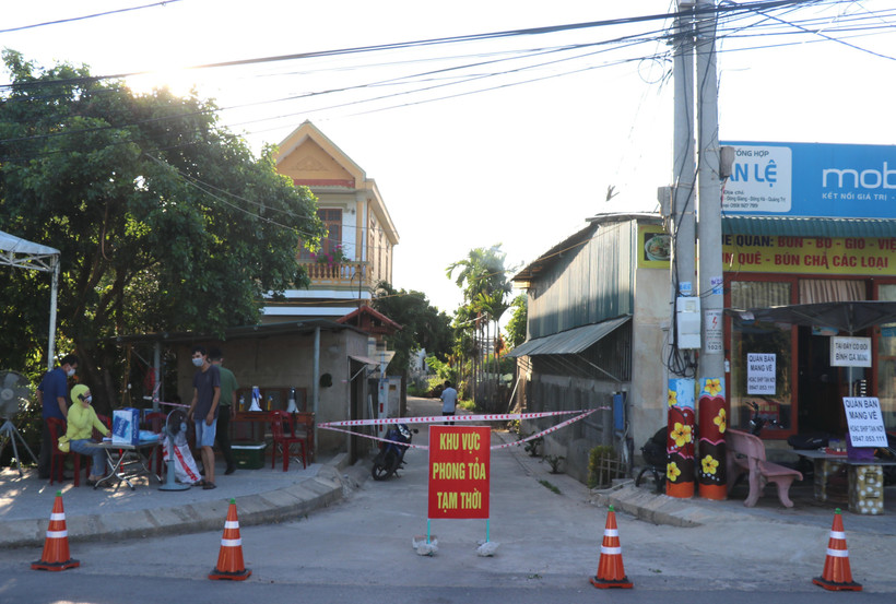Một khu dân cư ở Khu phố 2, phường Đông Giang, thành phố Đông Hà bị phong tỏa. (Ảnh: Nguyên Lý/TTXVN)