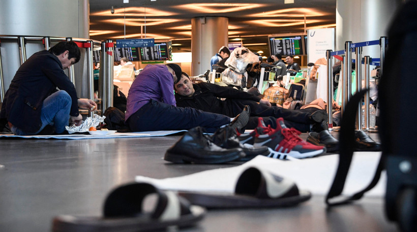 Hành khách mắc kẹt tại sân bay Vnukovo ở Moskva ngày 24/3/2020 sau khi Nga dừng các chuyến bay do lo ngại dịch COVID-19. (Ảnh: AFP/TTXVN)