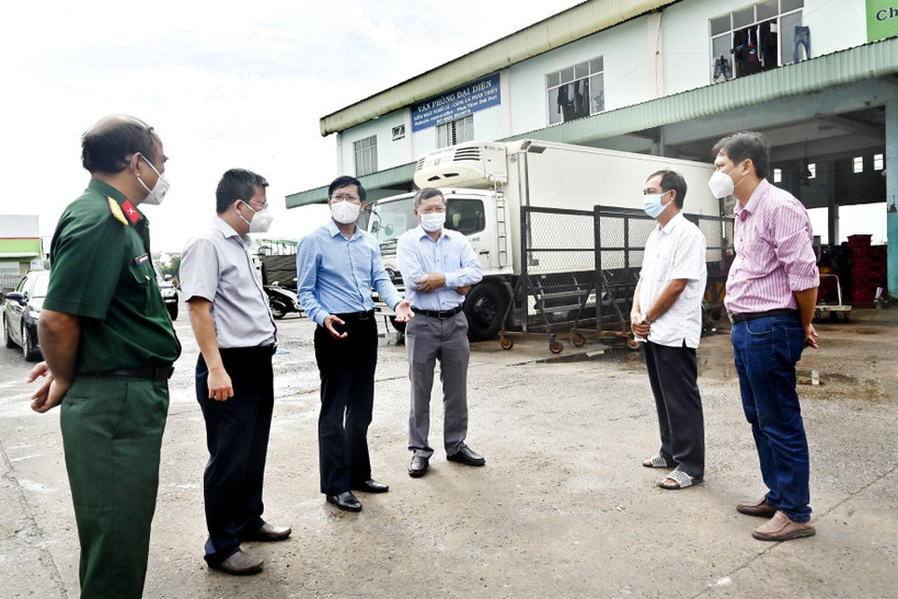 Kiểm tra công tác phòng chống dịch tại cảng cá Phan Thiết. (Ảnh: Hồng Hiếu/TTXVN)