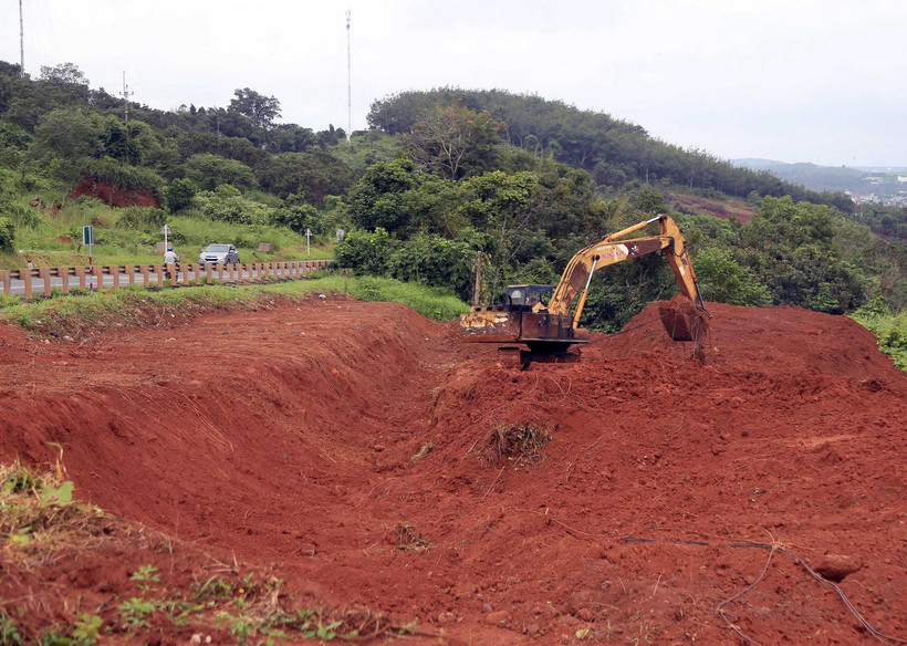 Máy múc san gạt, di chuyển các khối đất để bảo vệ hành lang đường Hồ Chí Minh. (Ảnh: Hưng Thịnh/TTXVN)