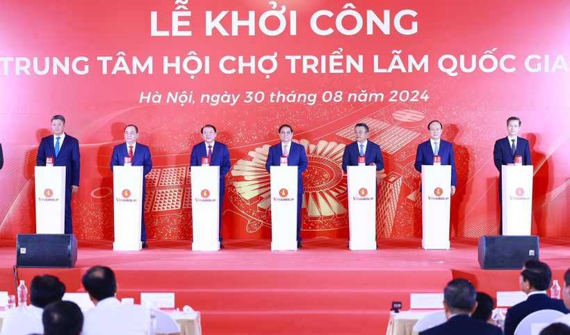 Thủ tướng Phạm Minh Chính và các đại biểu thực hiện nghi thức khởi công Trung tâm Hội chợ triển lãm quốc gia. (Ảnh: Dương Giang/TTXVN)