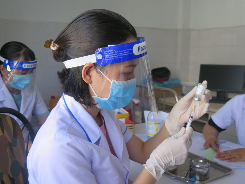 Lực lượng y tế triển khai tiêm vaccine cho người dân. (Ảnh: Dư Toán/TTXVN)