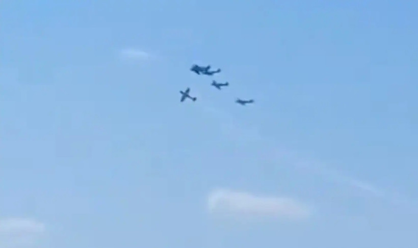 Máy bay va chạm khi đang biểu diễn. (Nguồn: ndtv)