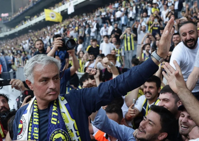 Jose Mourinho ra mắt Fenerbahce trước sự chứng kiến của hàng nghìn cổ động viên. (Nguồn: Getty Images)