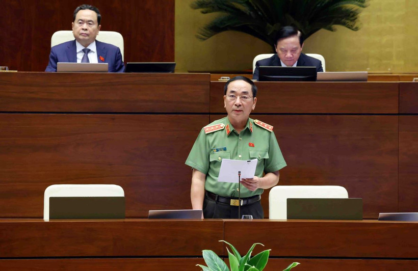 Thượng tướng Trần Quốc Tỏ, Thứ trưởng điều hành Bộ Công an giải trình, làm rõ một số vấn đề đại biểu Quốc hội nêu. (Ảnh: Phạm Kiên/TTXVN)