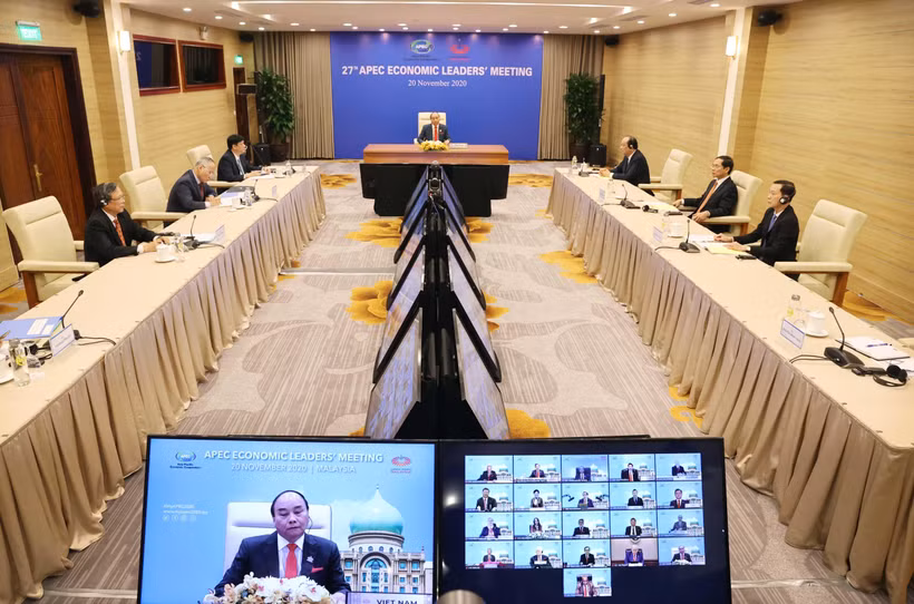 Thủ tướng Nguyễn Xuân Phúc tham dự Hội nghị Cấp cao APEC lần thứ 27 tại điểm cầu Hà Nội. (Ảnh: Thống Nhất/TTXVN)