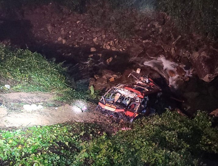 Chiếc xe gặp nạn bị lao xuống vực sâu khoảng 20 mét, hư hỏng nặng. (Ảnh: TTXVN phát)