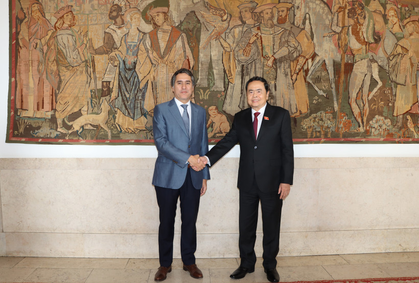 Phó Chủ tịch Thường trực Quốc hội Trần Thanh Mẫn và Quốc vụ khanh Bồ Đào Nha Francisco André. (Ảnh: Hương Giang/TTXVN)