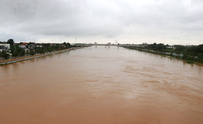 Lũ trên sông Hiếu đã vượt báo động 2 gây ngập lụt ở Quảng Trị. (Ảnh: Nguyên Lý/ TTXVN) 