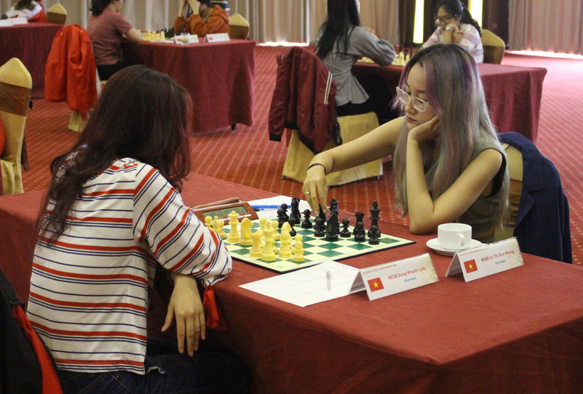 Các vận động viên thi đấu nội dung cờ tiêu chuẩn vòng thứ 5. (Ảnh: Tùng Lâm/TTXVN)