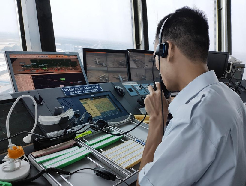 Nghề Kiểm soát viên không lưu cũng rất áp lực, đòi hỏi sự tập trung cao độ để đảm bảo cho những chuyến bay an toàn. (Ảnh: Việt Hùng/Vietnam+)